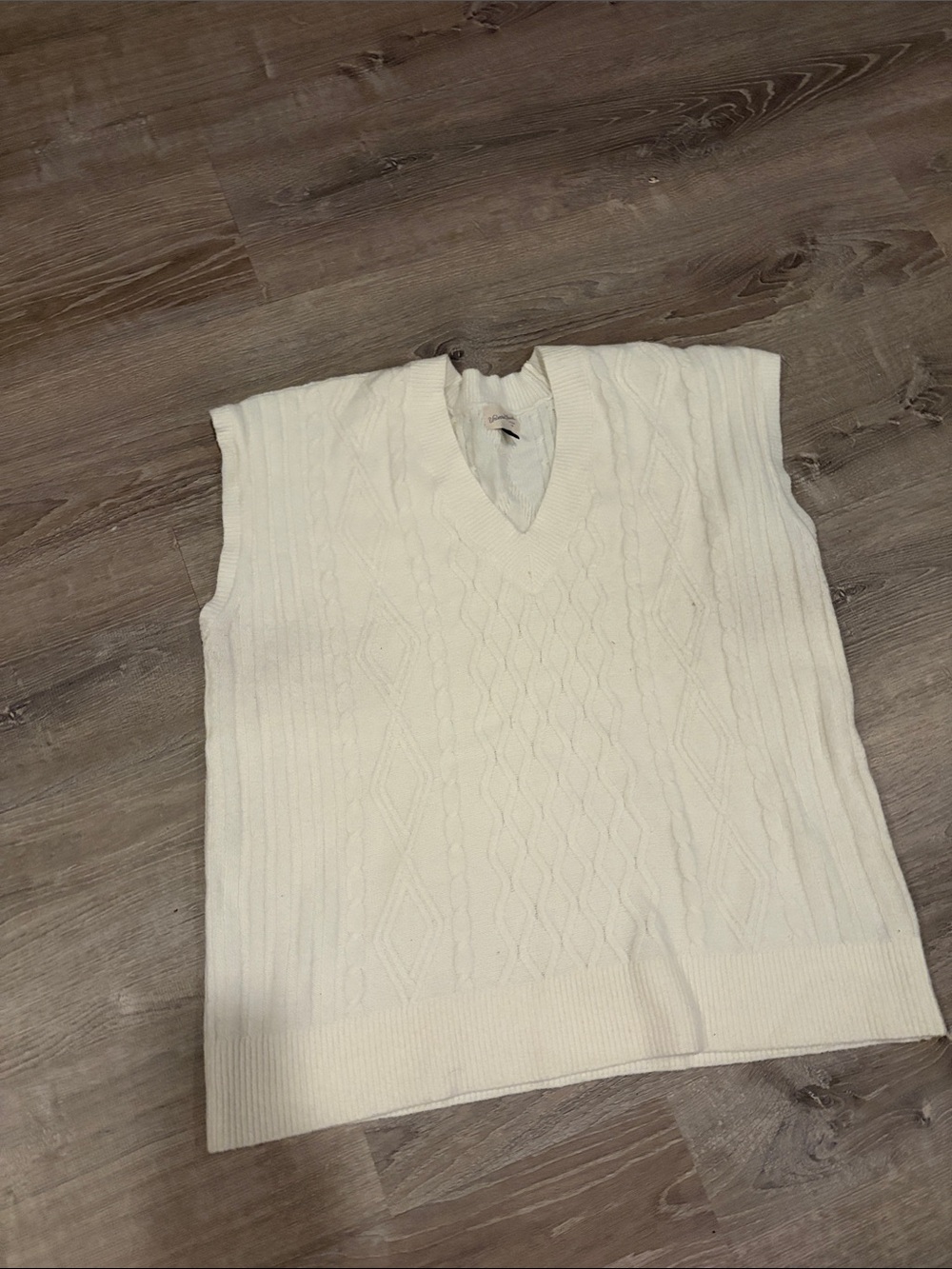 Universal Thread Cream Cable-Knit V-Neck Sweater Vest